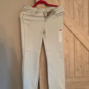 Women’s Levi’s Jeans- Slim light wash
